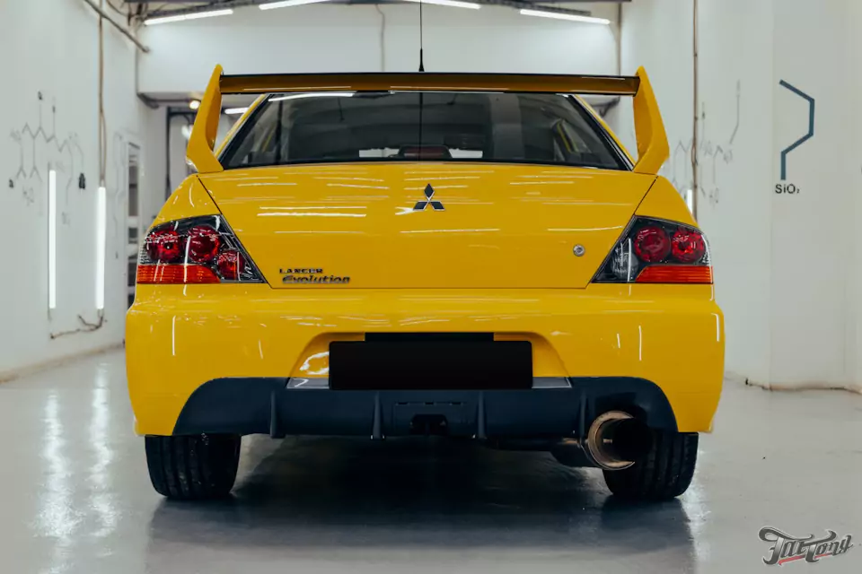 Частичная покраска Mitsubishi Lancer Evolution с подбором цвета: старая краска снялась вместе с пленкой!